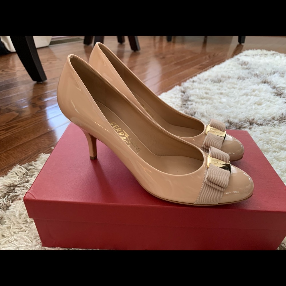 FIRM. Salvatore Ferragamo Carla pump
